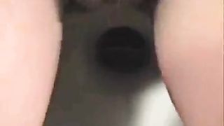 Hot girl pooping