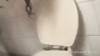 Latina pooping