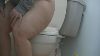 BBW girl pooping