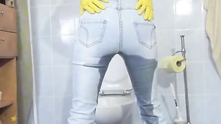 Brunette 18 year old shitting in tight jeans