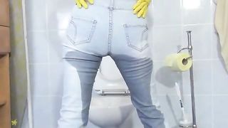 Brunette 18 year old shitting in tight jeans