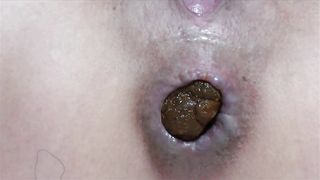 Amazing close up of a sexy babe shitting