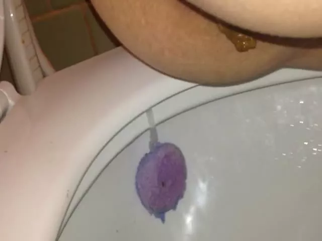 Great sounds of a teen pooping