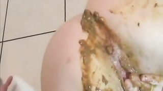 Brunette milf shits on her own face