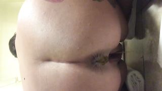 She's pooping in doggystyle