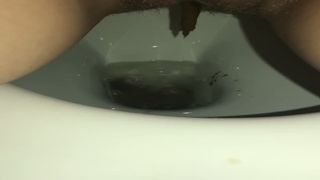 Hairy babe pooping and peeing