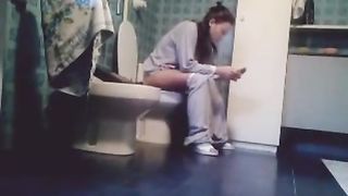 Spying on sexy teen shitting