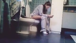 Spying on sexy teen shitting