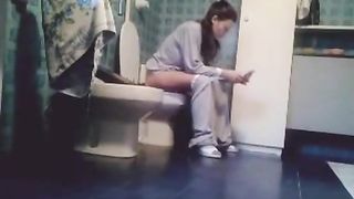 Spying on sexy teen shitting