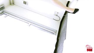 Beautiful japanese gets naked to poop