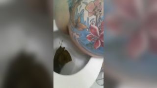 Tattooed babe shitting