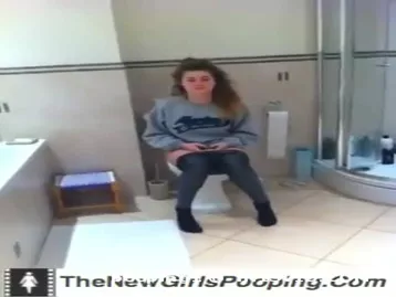 College babe shits in toilet