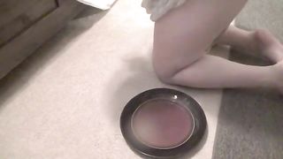Blonde babe eats her own shit