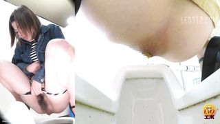 Spying on japanese babe shitting