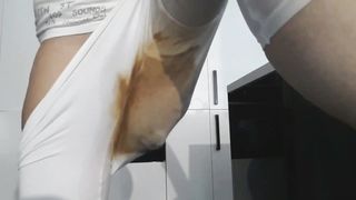 Shitting a lot in white thighs