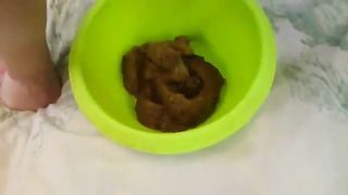 Smearing brown shit on entire face