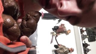 He's sucking gf's poop
