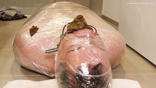 BBW babe takes a big dump