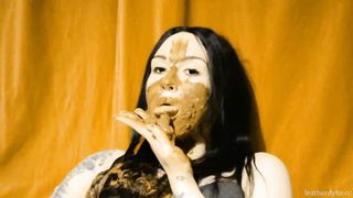 Tattooed teen masturbates in unique way