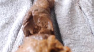 Ebony girl shitting slowly a big one