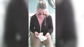 Blonde babe forgot to wipe her ass