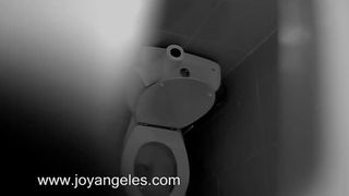 Spying on blonde beauty shitting