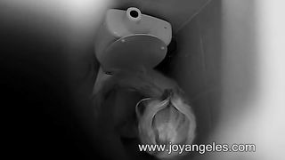Spying on blonde beauty shitting