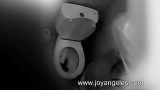 Spying on blonde beauty shitting