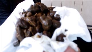 Ebony girl decides to eat her own shit