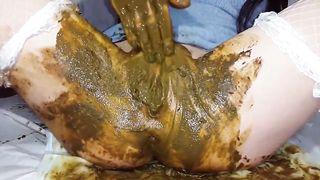 Stuffed her pussy with shit before masturbating