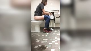 Spying on hairy babe pooping
