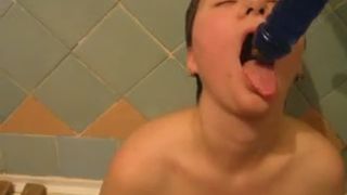 Using a big dildo to fuck her throat