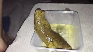 Milf shitting a big one in lunch box