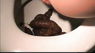 Curvy babe shitting and peeing