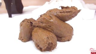 She wiped dirty ass with toilet paper