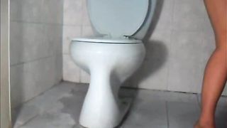 Chubby babe dropped heavy turd