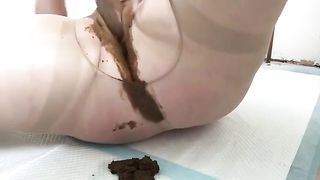 Dildoing her pussy with shit