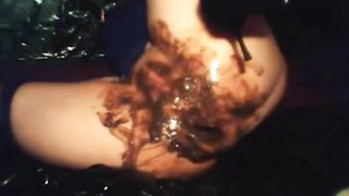 Babe shitting diarrhea and fingering asshole