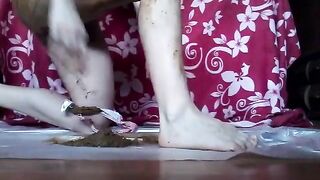 Naughty amateur girl shitting in front of camera