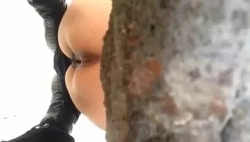 Sexy Chinese babe caught pissing outdoor