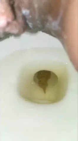 Dirty ebony lady piss and pooping