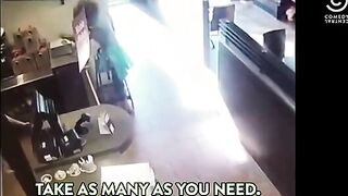 Cam caught girl shits in restaurant