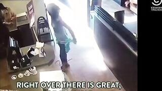 Cam caught girl shits in restaurant