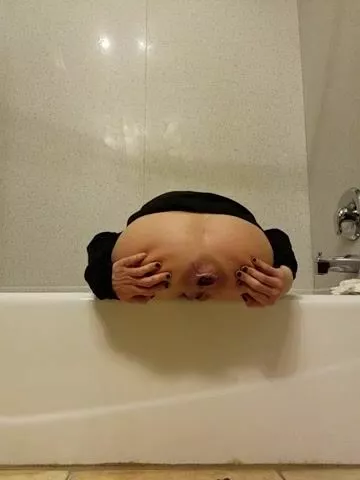 Sexy big ass brunette chick pooping in the toilet