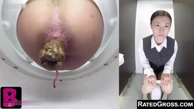 Japanese girl shits and pisses with tampon