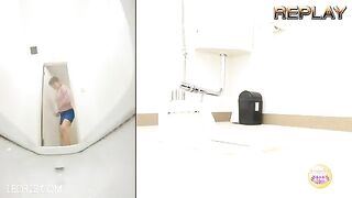 Gorgeous Japanese chick pooping in the toilet