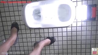 Big booty Japanese chick poops in the public toilet