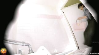 Chubby mature Japanese gal poops in the toilet