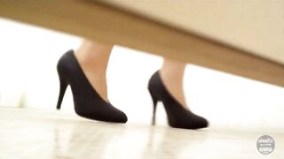 Seductive Japanese chick pooping on the floor