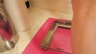 Brunette babe pooping and weighed herself on the scale